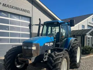New Holland 8360 med 4stk fabriksnye dæk til.  Super stærk traktor.