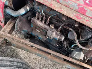 Grå Ferguson diesel traktor 
