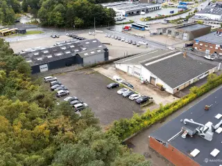 Bynært indhegnet areal med kontormulighed