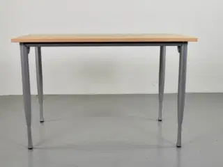 Kinnarps konferencebord med ahorn plade på grå ben