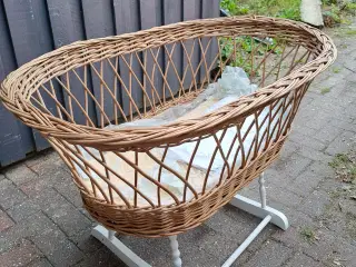 Flettet vugge på hvid fod