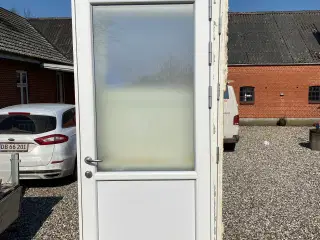 Facadedør i plastik.
