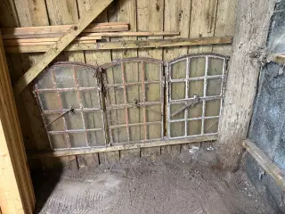 Staldvindue i støbejern 