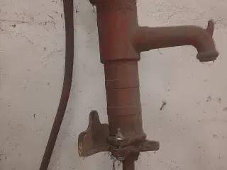 Vandpumpe. Antik Håndpumpe