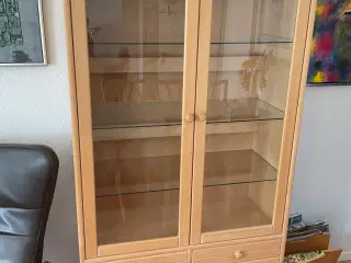 Falsig vitrine i bøg