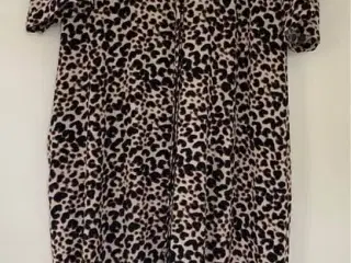 Co’couture kjole oversize med leo mønster. Str. S