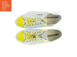 Prada sneakers med gule snørebånd fra Prada (str. 37)