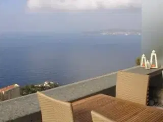 Super ferielejlighed for 4 personer beliggende i Cap d Ail mellem Nice og Monaco. Stor balkon med markise. Højt og ugenert beliggende i komplekset med 180 gr panoramaudsigt over Middelhavet. Soveværelse med skydedør til stuen, der har sovesofa til 2.