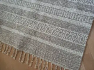 Lækkert "klude" tæppe i beige / Grå
