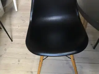 Eames lignende stole med lette brugsspor 