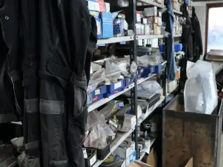 Reol med div. Reservedele, værktøj m.m.