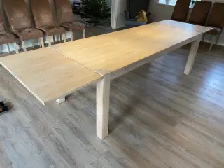 Spisebord i Egetræ med 12 stole sælges