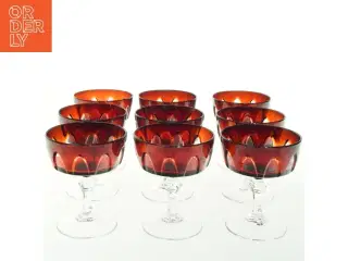 Røde glas på fod (str. H 11 cm, ø 9 cm)