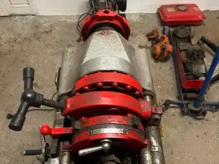 Gevindskæremaskine.