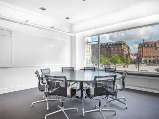 Plads i åbne kontorlandskaber til 10 personer