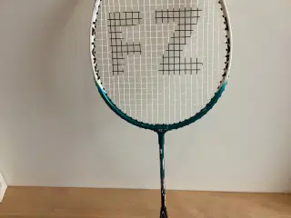 1 meget fin FORZA børne badmintonketcher. 