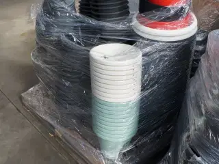 Palle med diverse plasticpotter