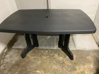 Gråt solidt plastikbord med ekstra plade