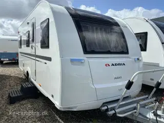 2017 - Adria Adora 542 UL   Velholdt enkeltsengsvogn med mover og fortelt. Vognen kan opvejes til 1700 KG