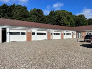 Lager med port samt ét kontor