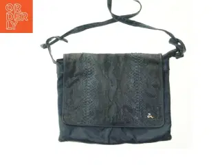 Skuldertaske i blå farve fra Fanny Bag (str. 41x33,5 cm)