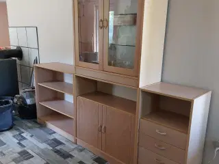 Reolsystem med vitrine