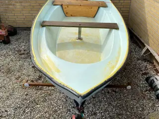 Jolle med 4 HK motor og indreg. trailer