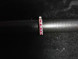 Meget stilfuld hvidguld ring 585 m. 5 rubiner