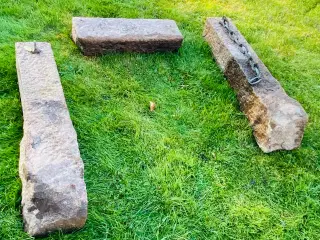 Granitsten m/kæde og trædesten fra gravsted
