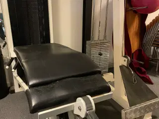 Træningsmaskiner, leg curl og seated row pully