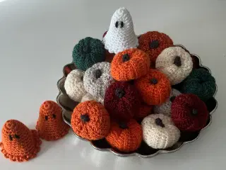 Håndhæklet græskar og spøgelser til Halloween.