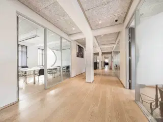 Lyst kontorlejemål med industrielle undertoner og adgang til fælles kantine - tæt på Glostrup Station.