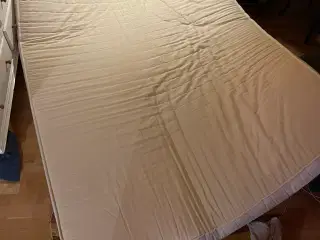 Gratis skummadras i god kvalitet 160x200 cm. 