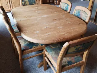 Velholdt spisebord med 6 stole i massivt fyrretræ 