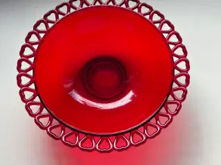 Rød glas skål med hjertekant