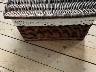 Flot Fletkurv med broderikant 