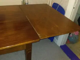 Spisebord i lakeret nøddetræ