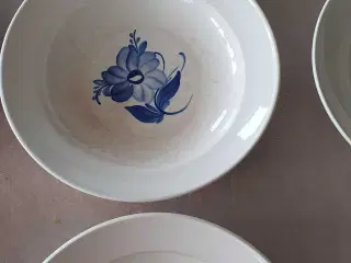 Tallerkner med blå blomst