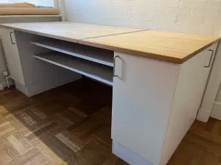 Kæmpe stort arbejdsbord med Ikea-underskabe