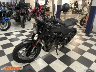 Husqvarna Svartpilen 401