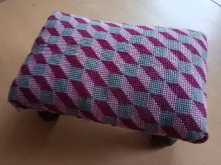 Lille skammel med broderi