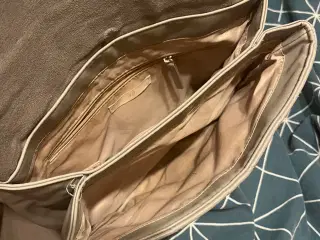 Håndtaske og toilettaske 