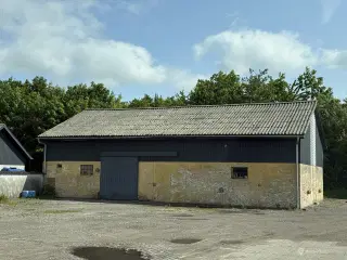 gammel stald udlejes