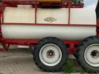 - - - - - - Vandvogn, 5.200 liter, til drænspuler, med lift bagest