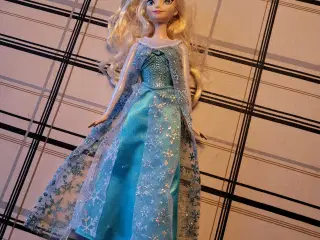 Syngende Elsa barbiedukke