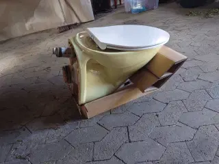 Væghængt gult toilet