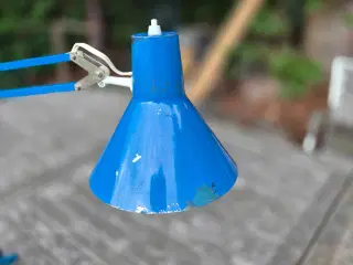 Blå arkitektlampe med rustikt udtryk