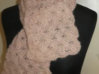 Nyt håndstrikket tørklæde