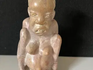 Fascinerende statue af en kvinde i fødsel