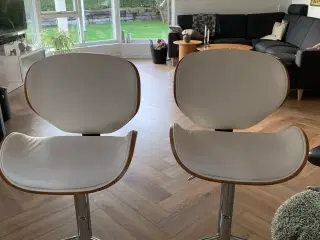 2 barstole i træ og hvid læder. 
